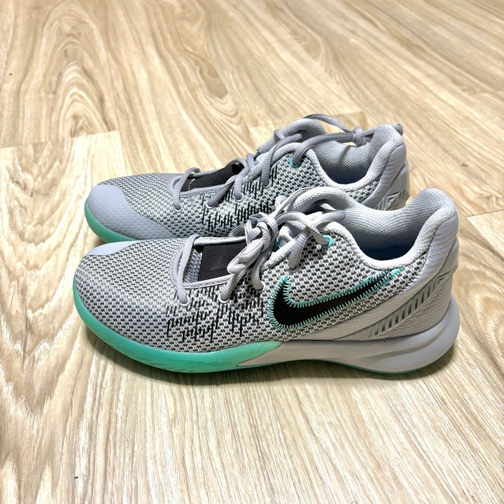 Nike Kyrie Flytrap 2 II Gray Green Basketball Shoes Womens Size 7.5
⁩